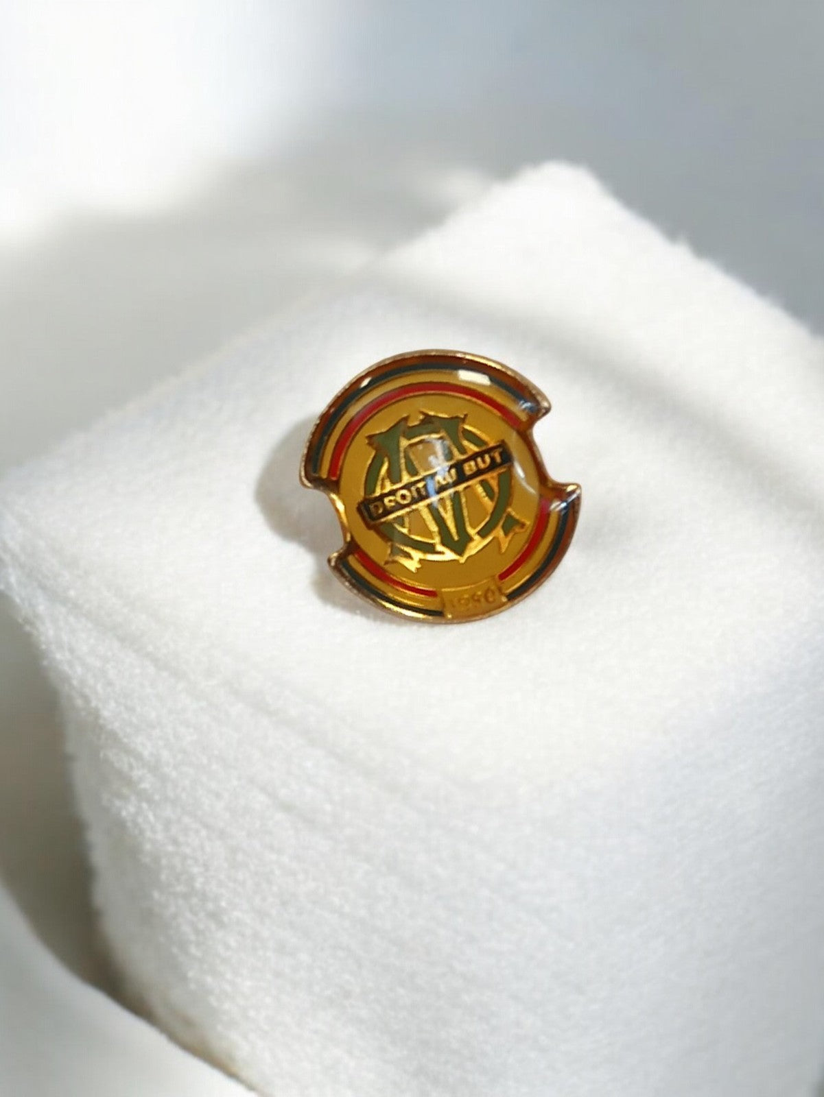 Pin's vintage Olympique de Marseille OM rétro football doré collection ancien