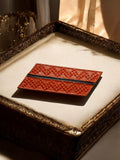 Plateau rectangulaire décor relief rouge laqué, style contemporain, vide-poche