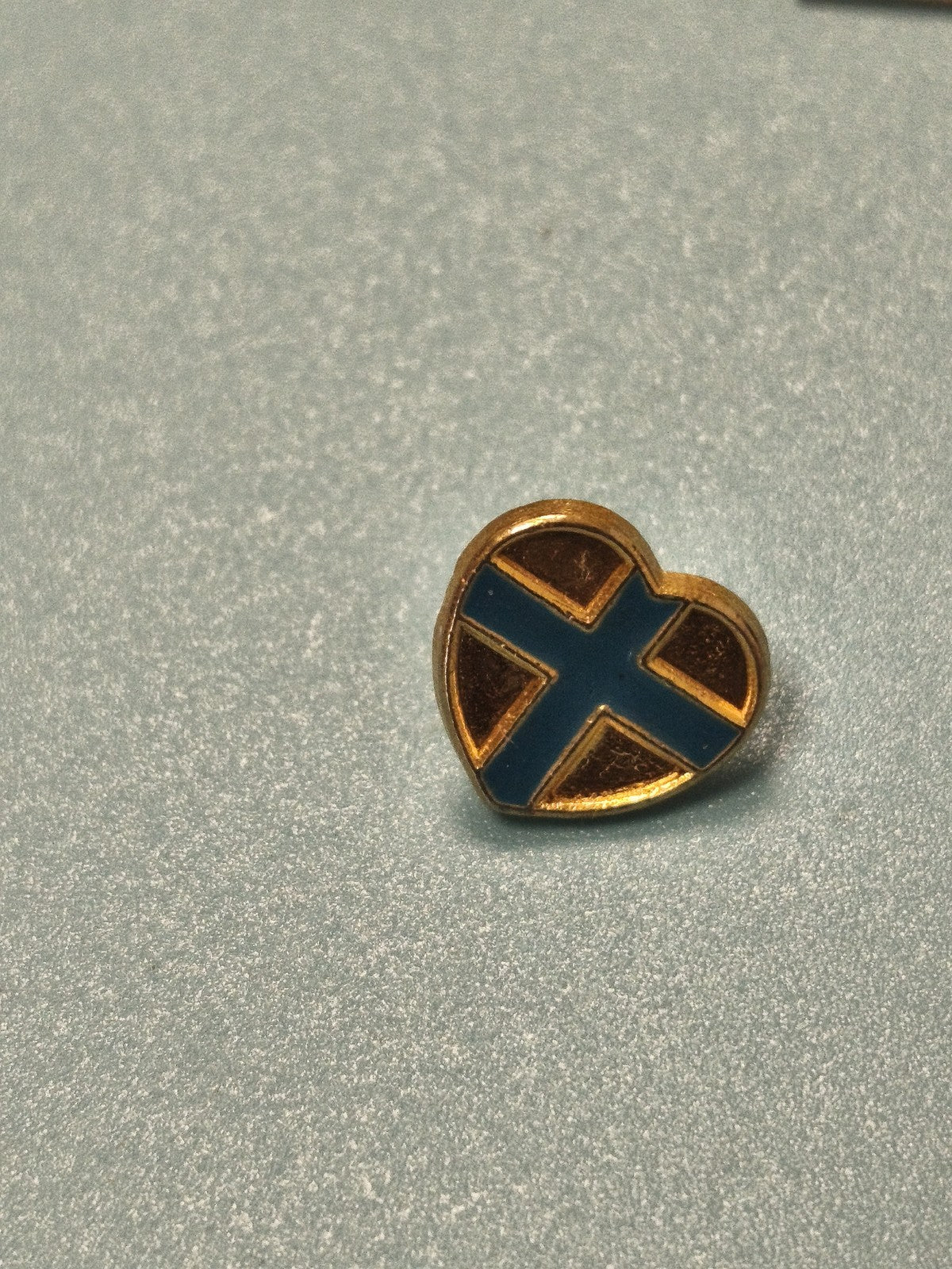 Vintage pin's Marseille c?ur bleu croix dorée collection (Ref 17)