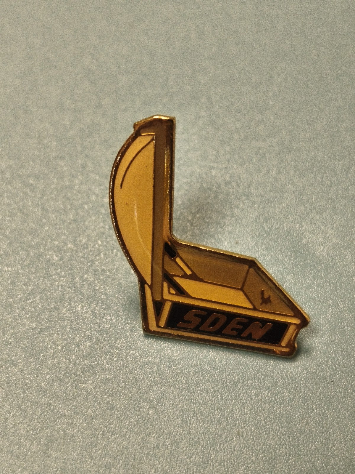 Pin's vintage SDEN jaune forme benne camion, collection badge ancien (Ref 18)