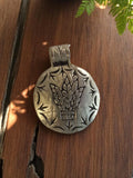 Pendentif vintage métal gravé motif végétal années 50 deadstock bijoux ancien