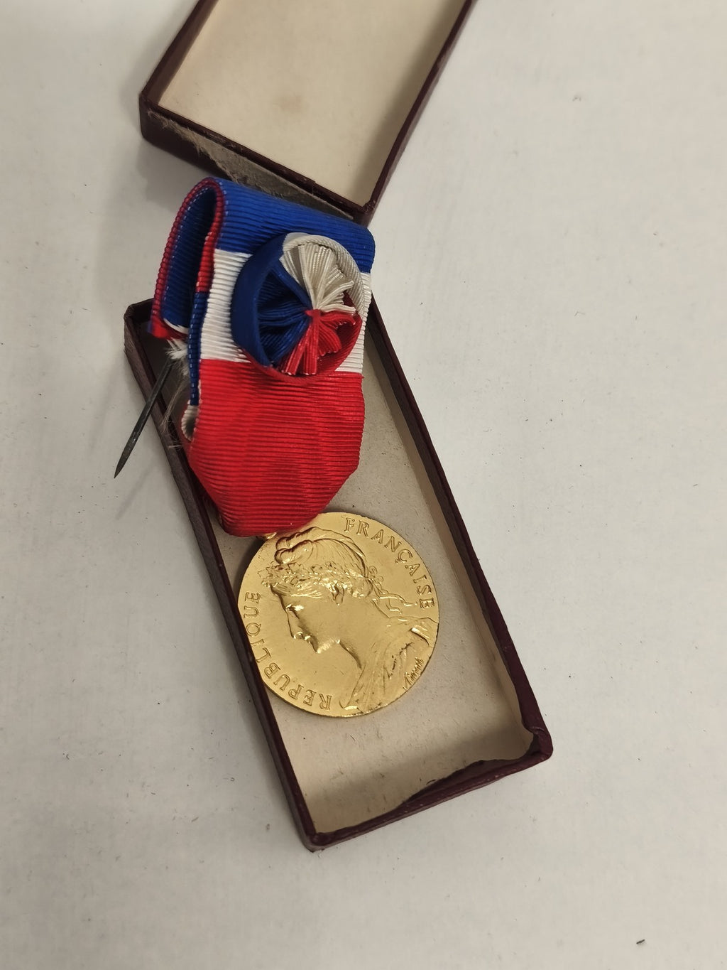 Médaille du travail ancienne 1955 dorée ruban bleu rouge boîte déco France