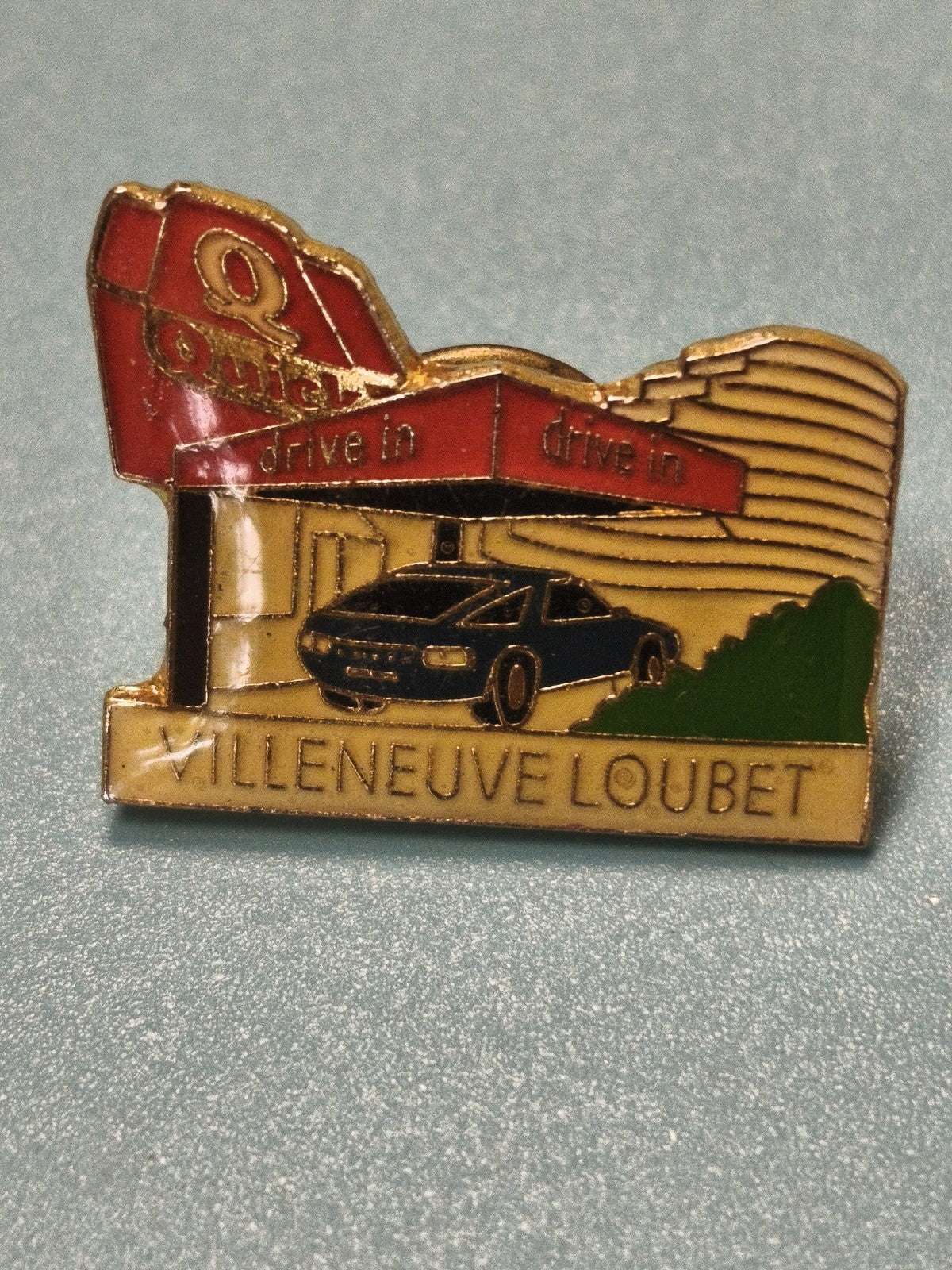 Vintage pin's Quick Villeneuve Loubet drive-in fast-food voiture collection