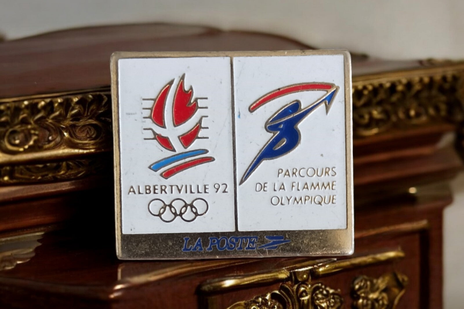 Pin's La Poste Albertville 92 Jeux Olympiques flamme rétro vintage rare
