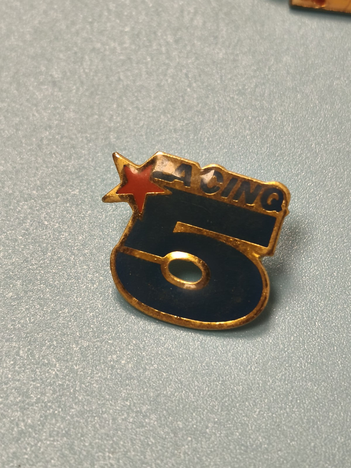 Vintage pin's La Cinq étoile rouge bleu collection TV ancienne chaîne française