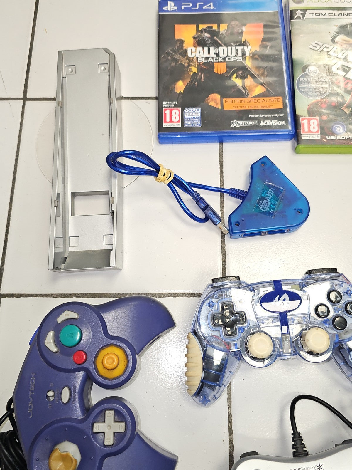 Lot manettes et accessoires jeux vidéo pour consoles, à trier, divers modèles