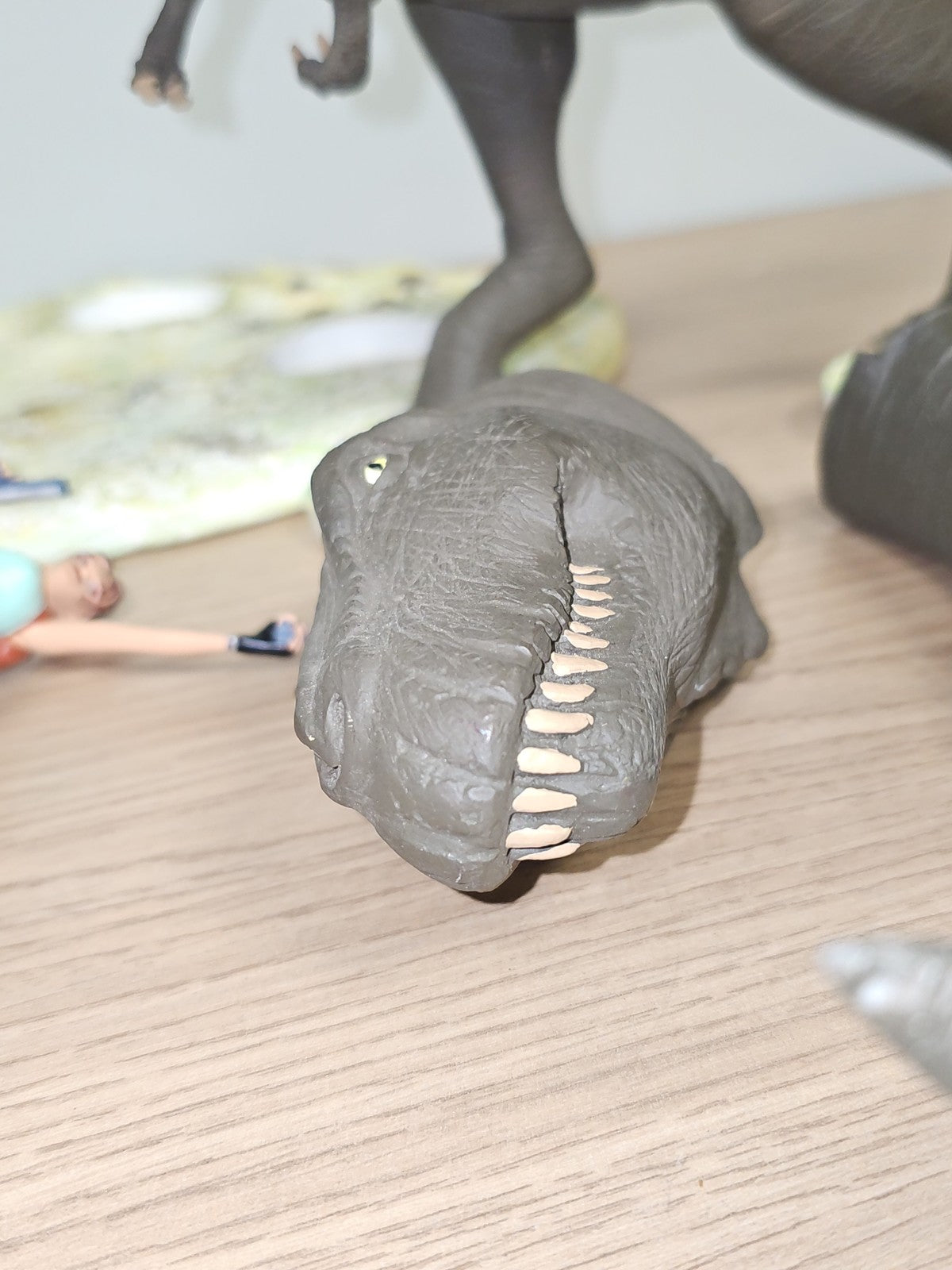 Figurine Tomb Raider Lara Croft avec T-Rex Diorama Atlas Jeu Vidéo Héros