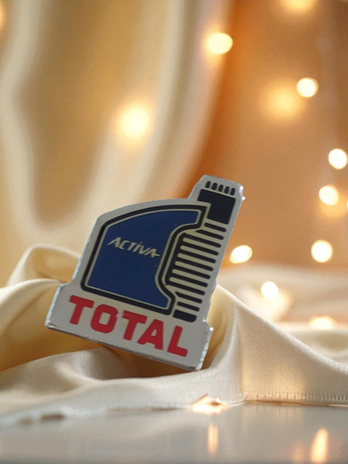 Pin's vintage TOTAL Activa publicitaire édition limitée, forme bidon huile