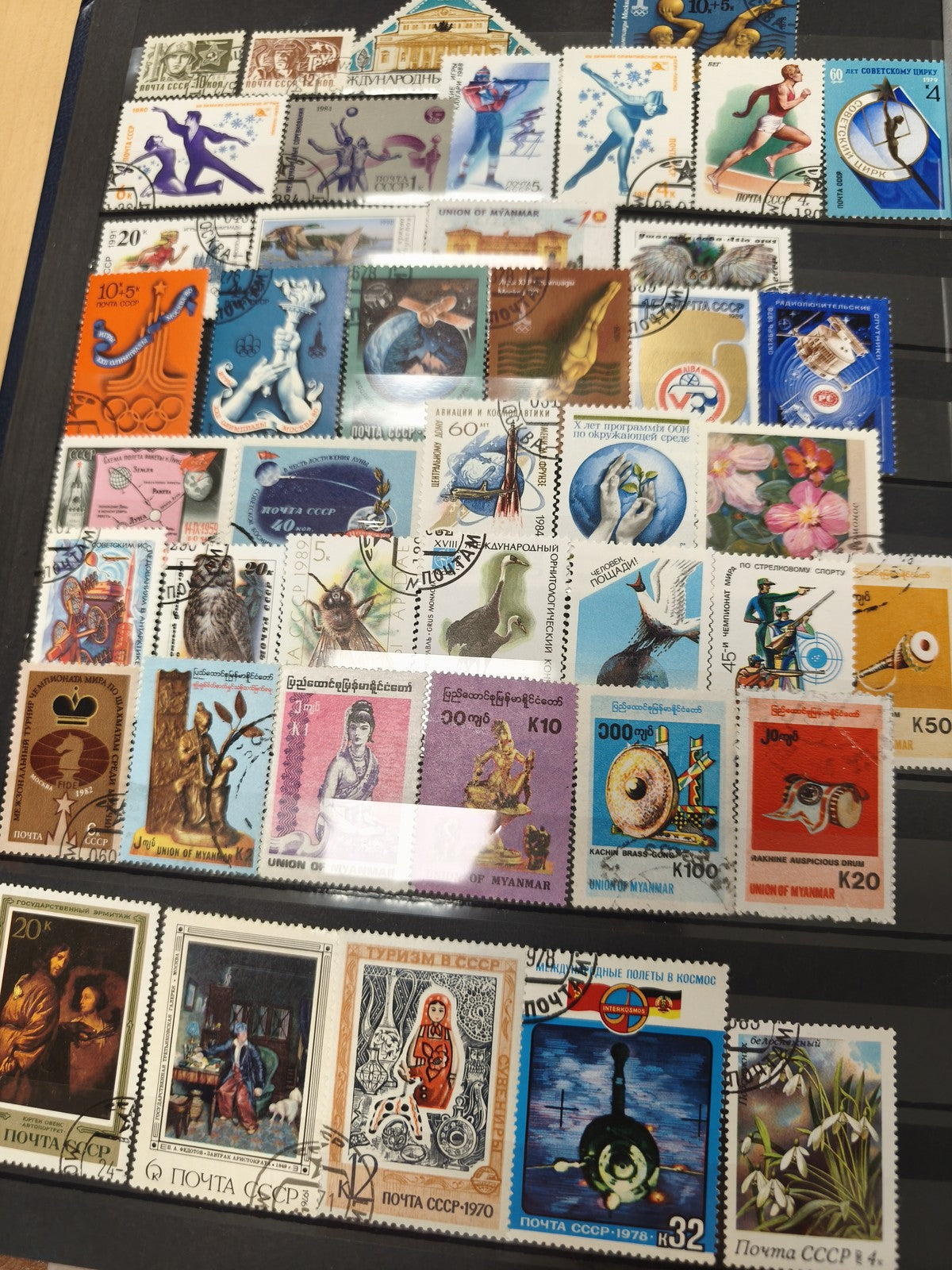 Lot de timbres divers thématiques multicolores usagés (support non inclus)