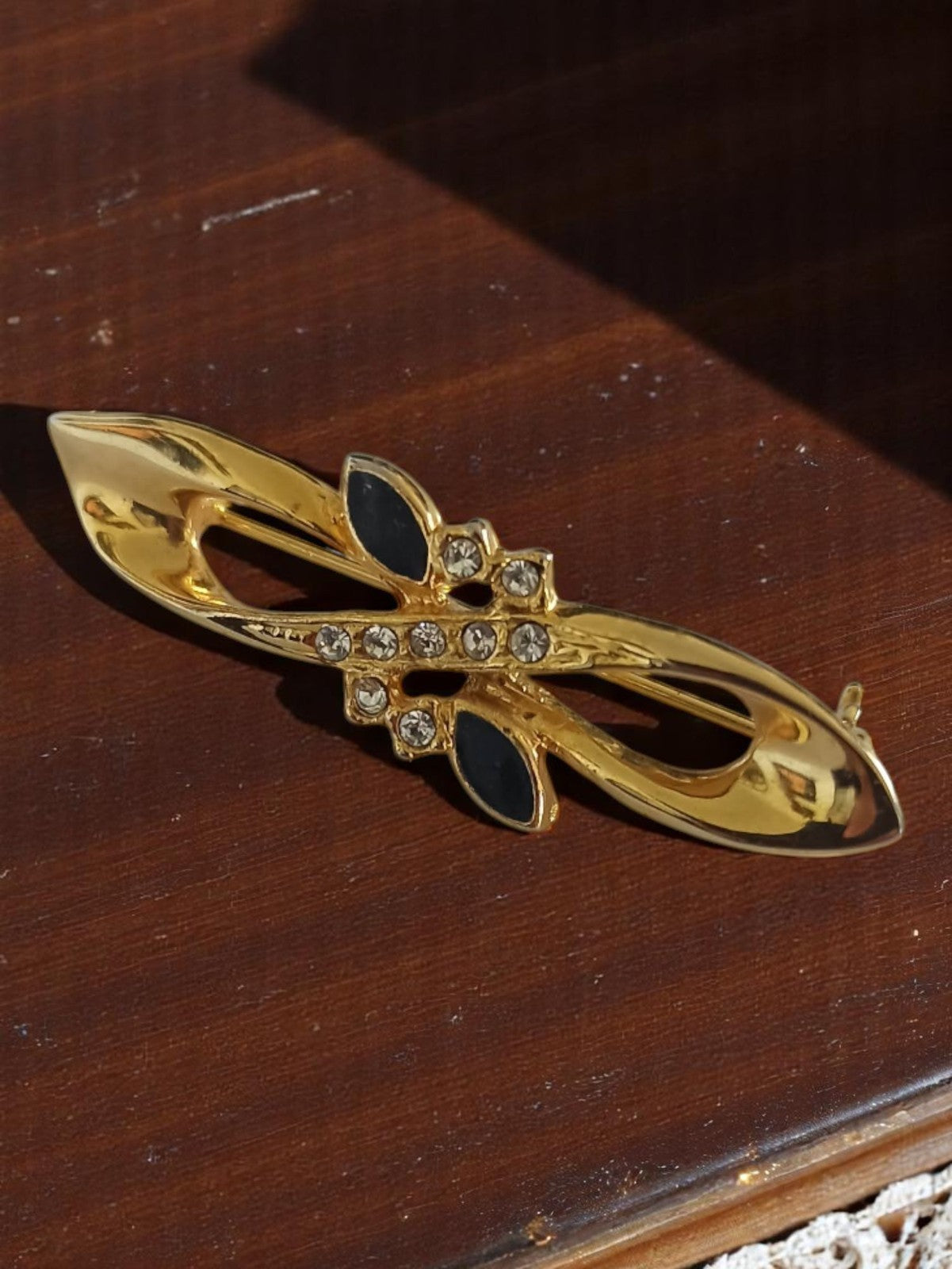 Broche vintage dorée strass noir feuille rétro – Bijou fantaisie années 70