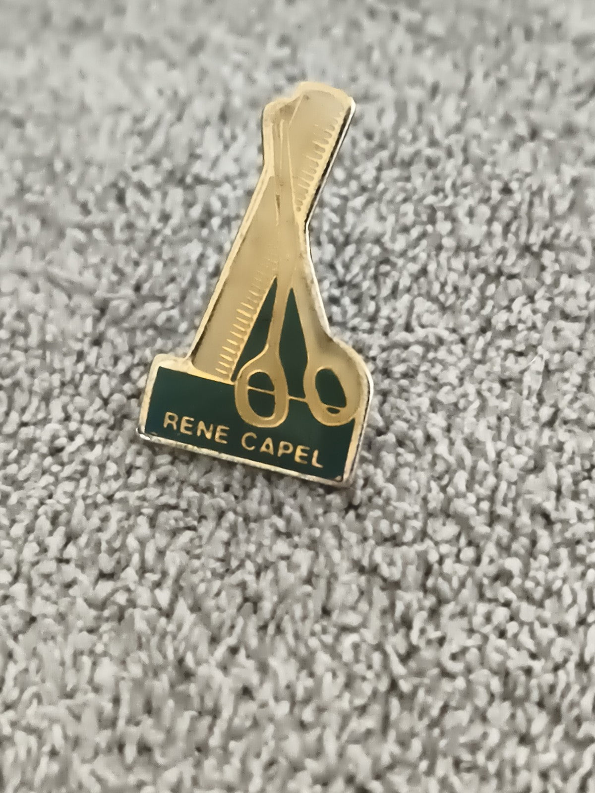 Pin's vintage René Capel coiffeur doré, ciseaux peigne, badge ancien (Ref 8)