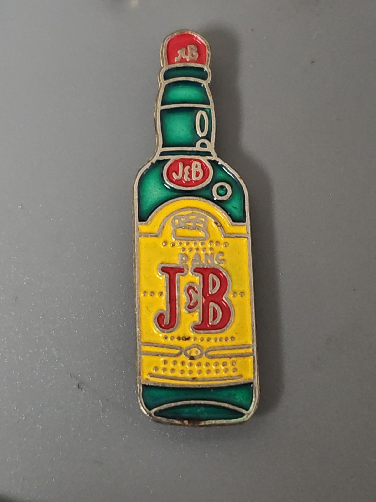 Pin's rétro JB Whisky ancien, badge publicitaire vintage collection spiritueux