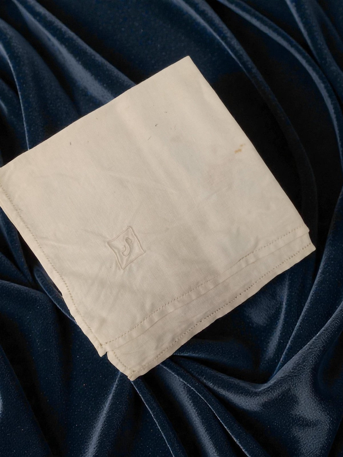 Serviette ancienne brodée monogramme J vintage années 1950 linge de maison rétro