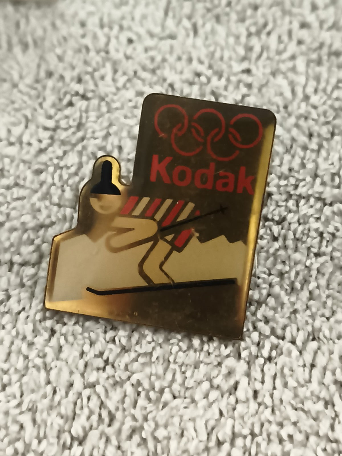 Pin's vintage Kodak Jeux Olympiques ski doré années 90 badge olympic oldschool