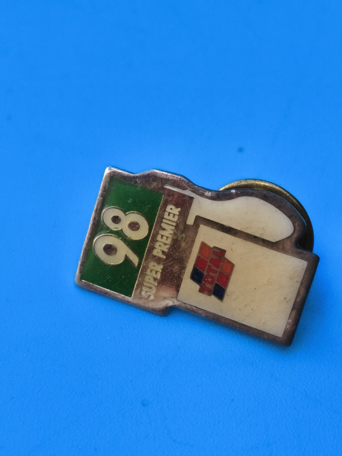 Pin's vintage Total Super Premier 98 essence, collection automobile rétro