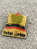 Pin's vintage Hotel Urbis ours lit émaillé badge ancien mascotte (Ref 3)