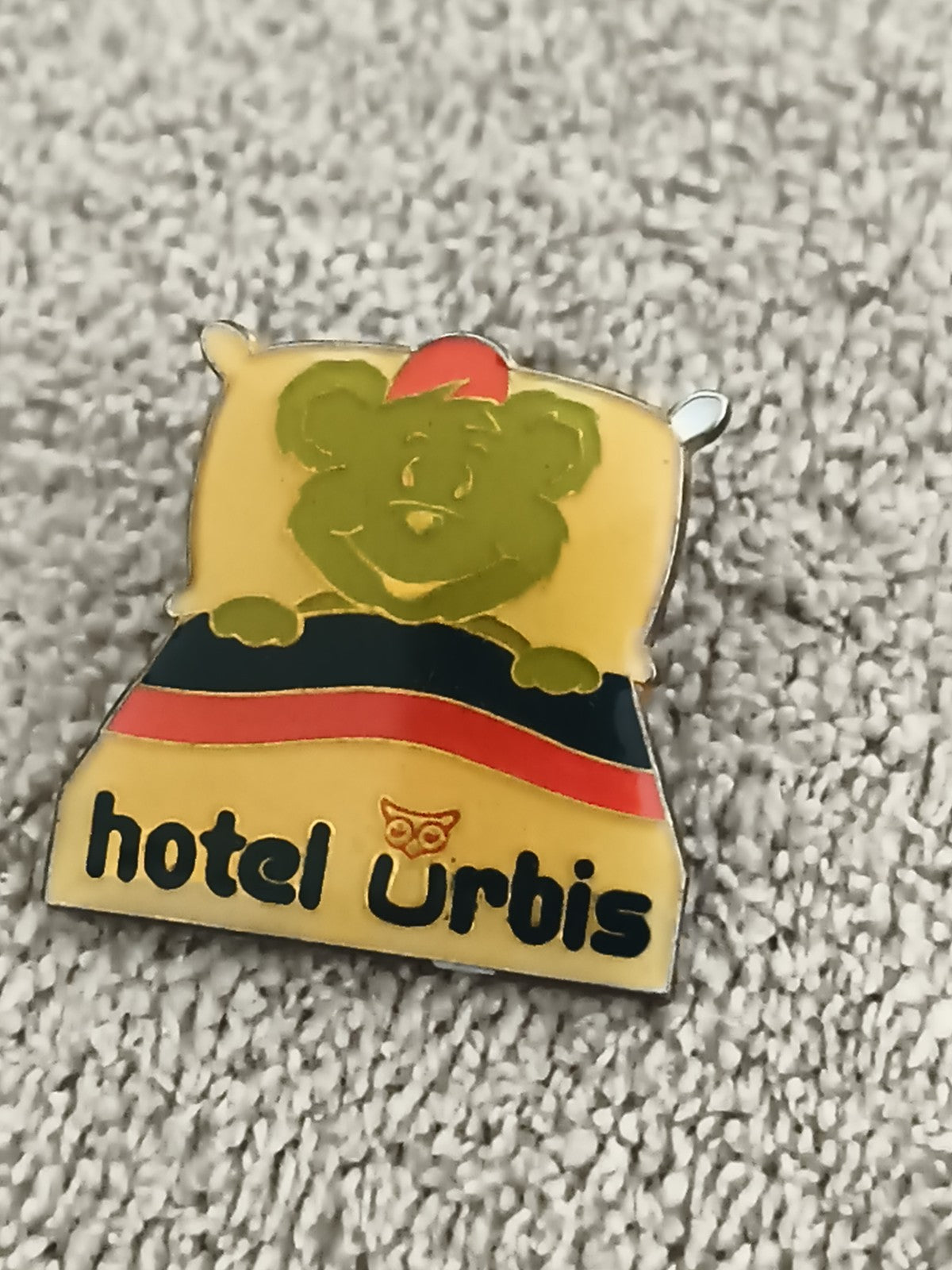 Pin's vintage Hotel Urbis ours lit émaillé badge ancien mascotte (Ref 3)