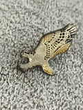 Pin's vintage oiseau rapace émaillé beige noir style années 80 (Ref 7)