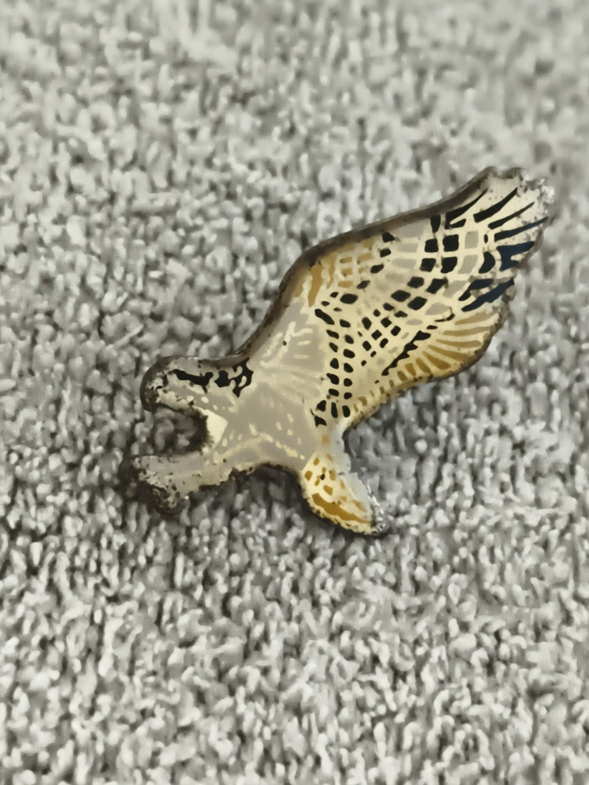 Pin's vintage oiseau rapace émaillé beige noir style années 80 (Ref 7)