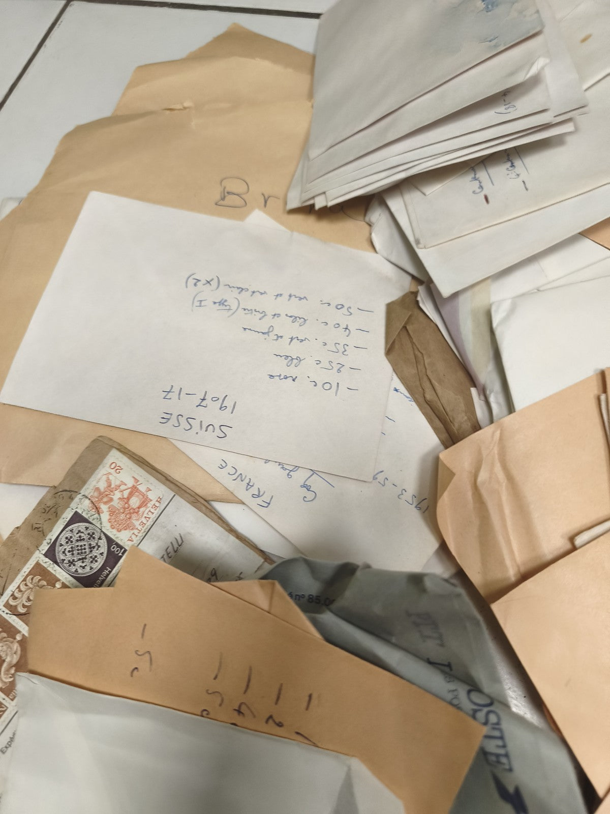 Lot ancien enveloppes triées timbres philatélie France Suisse Europe vrac