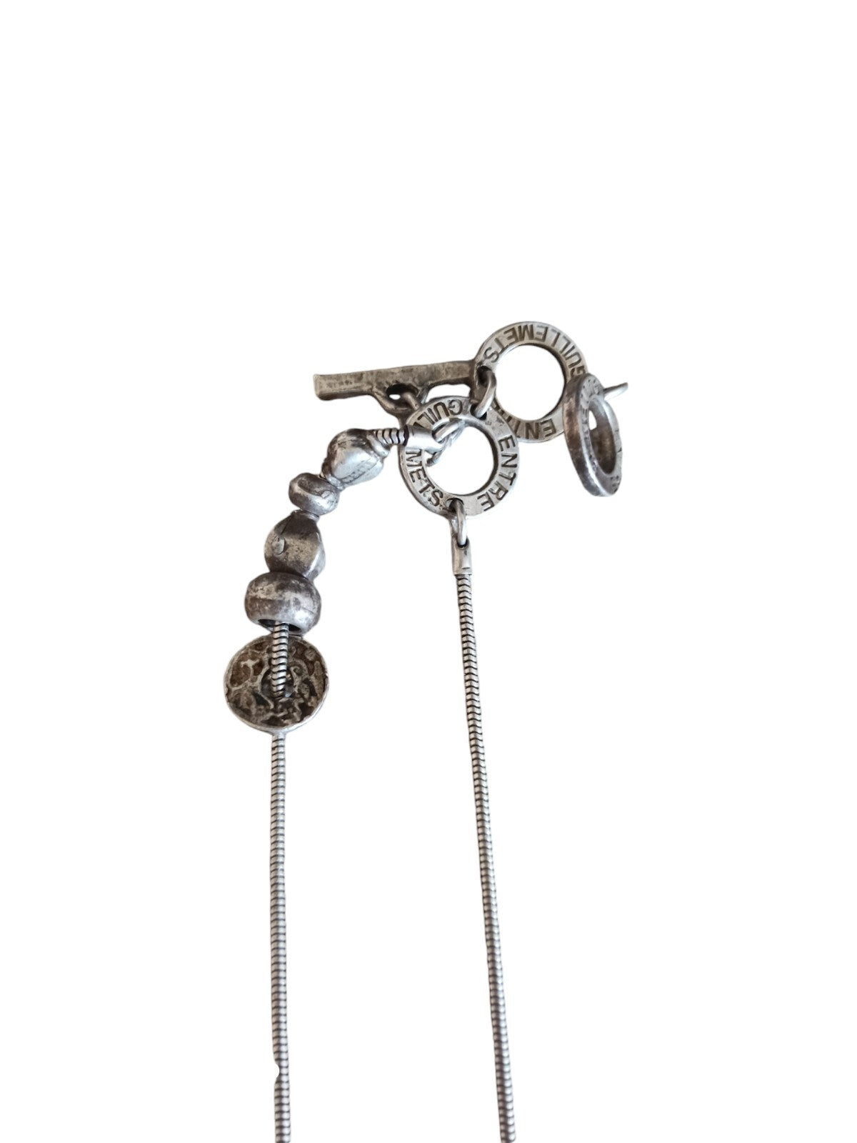 Collier pendentif vintage Entre Guillemets Paris argenté, médaillon rond signé