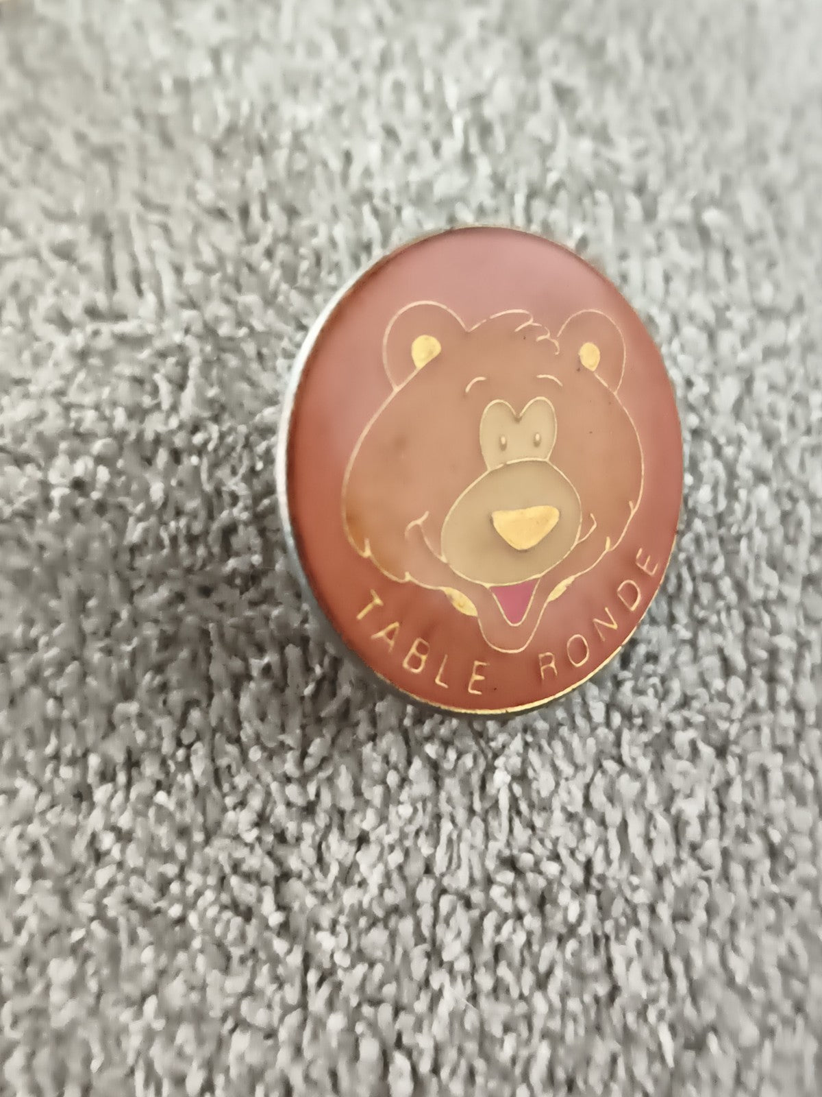 Pin's vintage Table Ronde ours émaillé badge rond ancien (Ref 8)