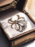 Broche vintage dorée motif floral ajouré style rétro ancien