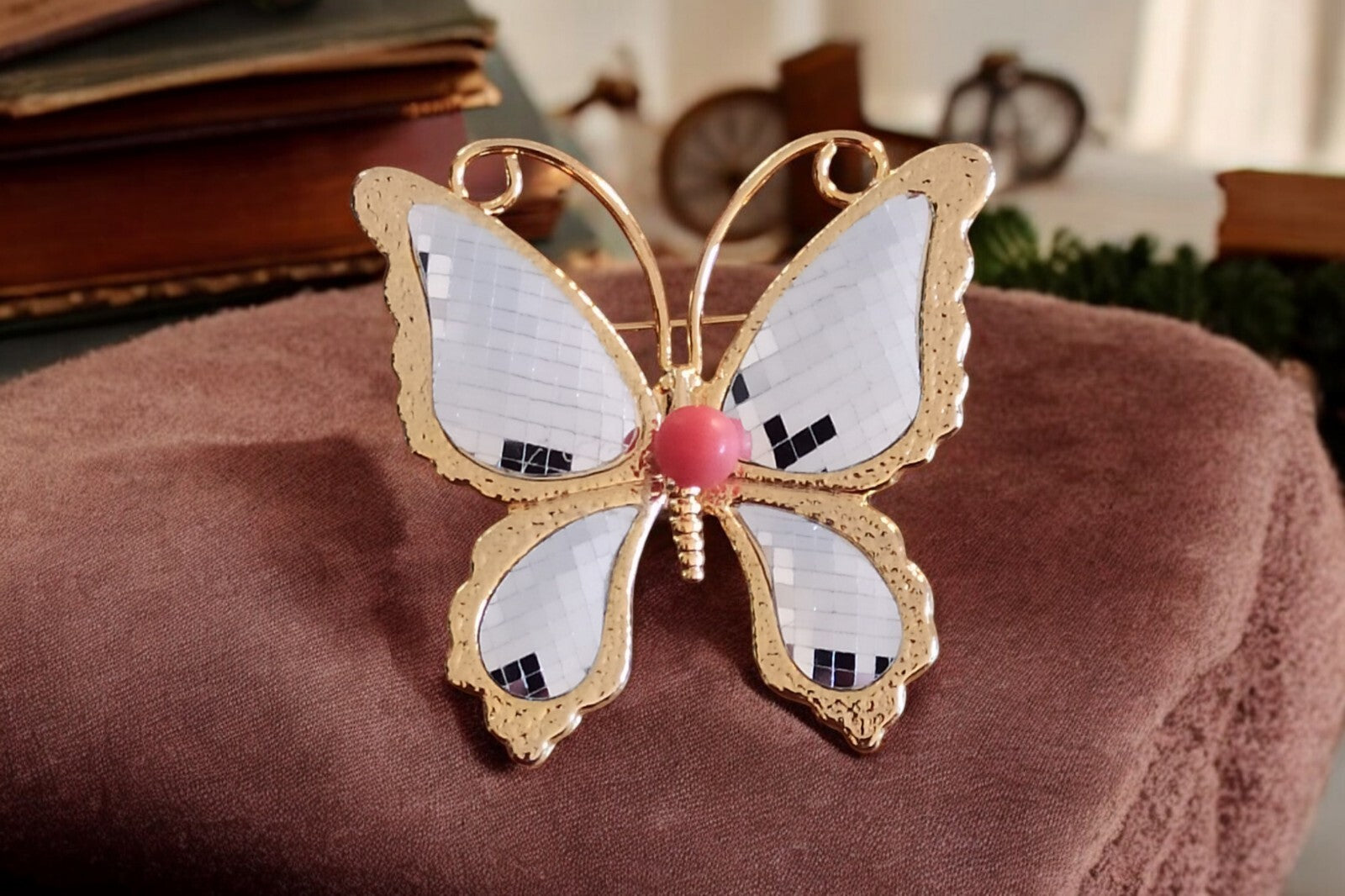 Broche papillon émaillée blanc doré style japonais bijou fantaisie rétro