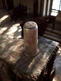 Salière vintage métal argenté, style rétro, finition patinée, table élégante