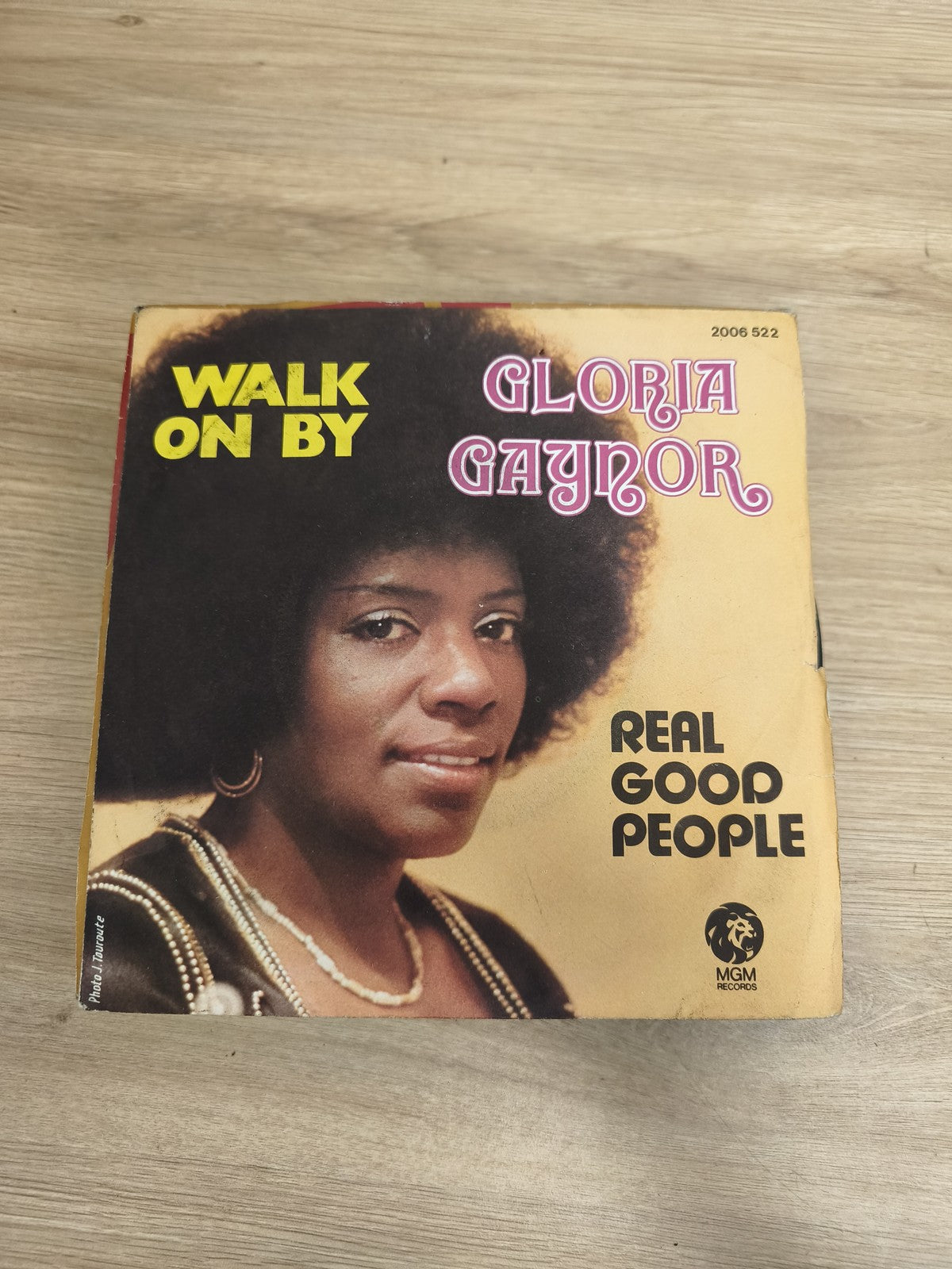 Vinyle 45T Gloria Gaynor Walk On By / Real Good People pochette jaune MGM