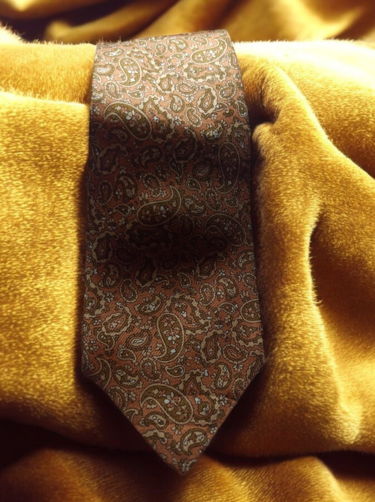 Cravate vintage soie motif cachemire marron élégant rétro homme