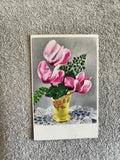 Carte postale CPA fleurs cyclamens vase jaune déco florale