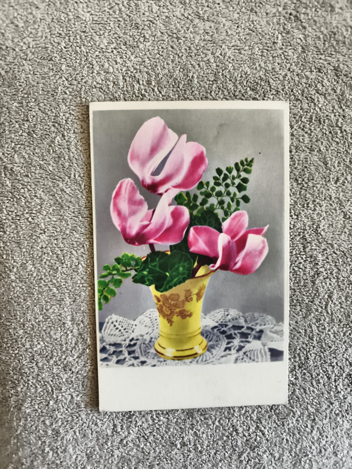 Carte postale CPA fleurs cyclamens vase jaune déco florale