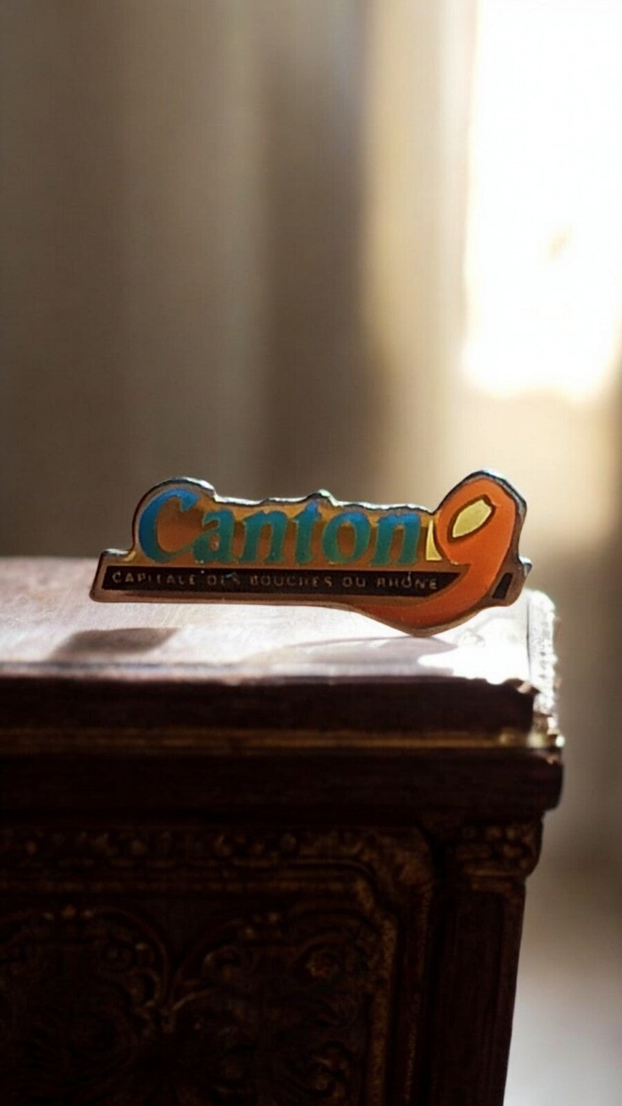 Pin's vintage Canton 9 émail, Capitale des Bouches du Rhône, badge ancien