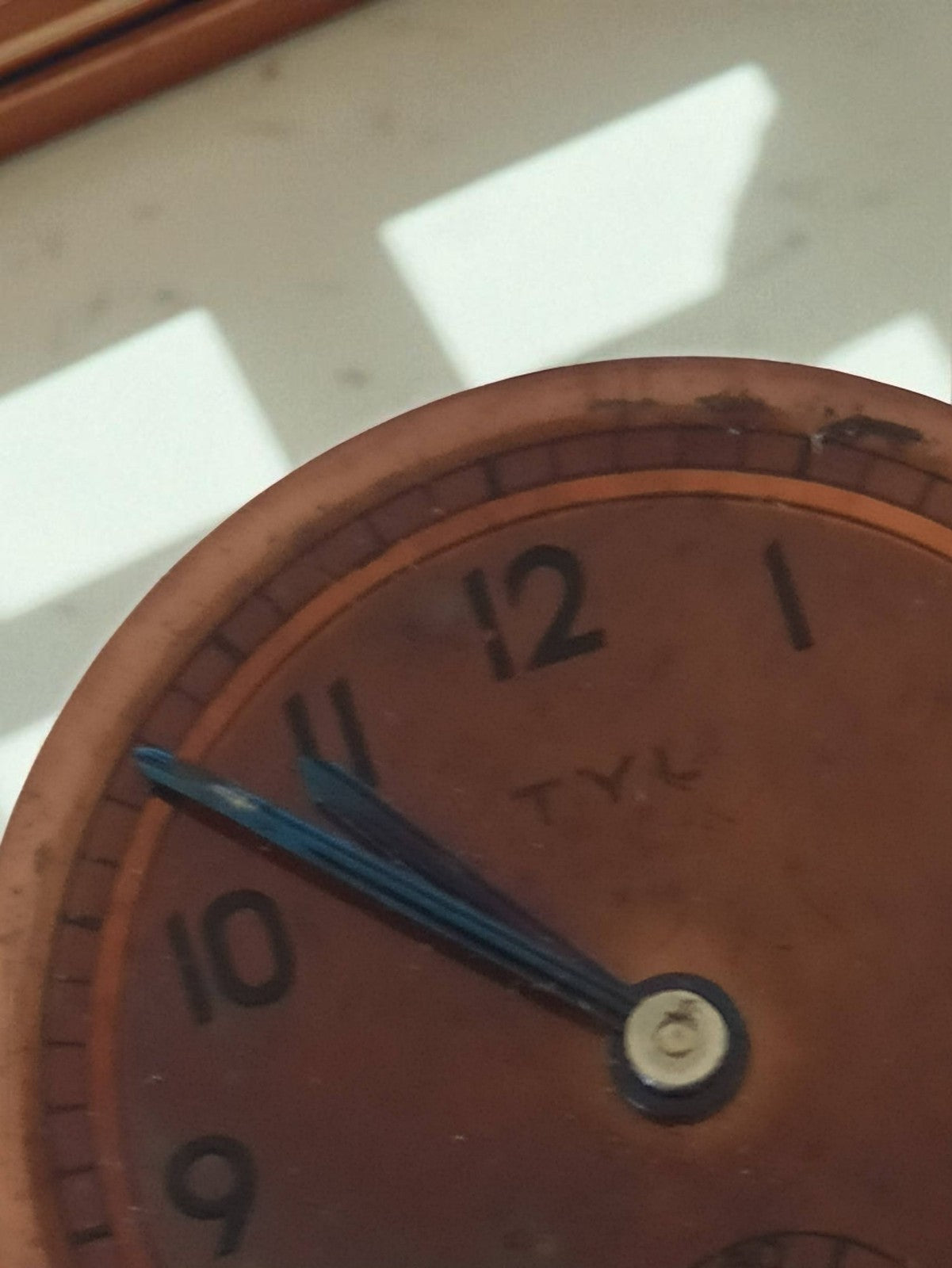 Montre réveil vintage TYl mécanique brun, cadran rond, fonctionnel, années 50