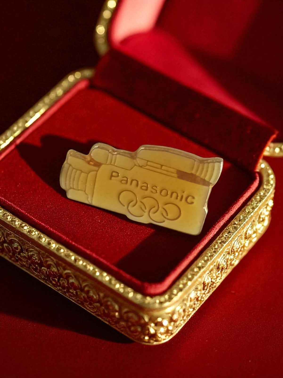 Pin's vintage Panasonic Jeux Olympiques badge ancien caméra publicitaire rétro