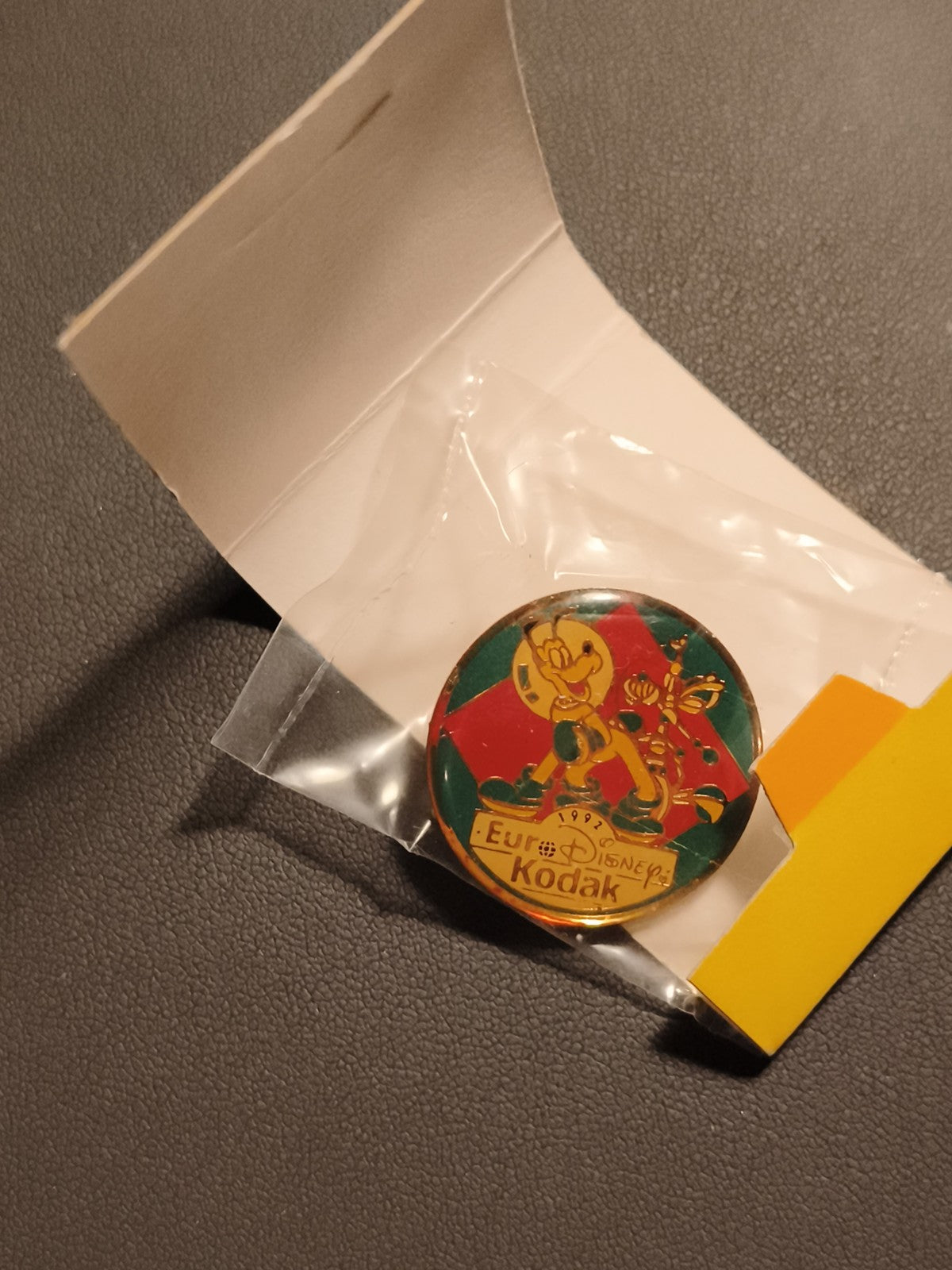 Pin's Euro Disney Kodak 1992 Mickey Mouse badge Disney France