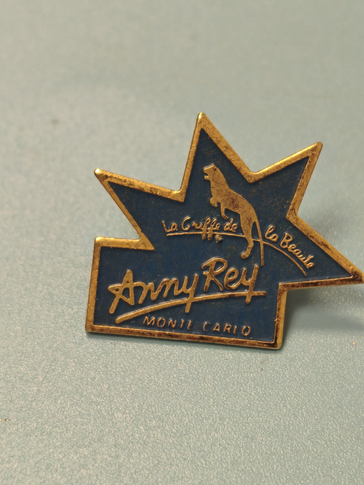 Vintage pin's Monte Carlo Anny Rey bleu doré collection publicitaire rare