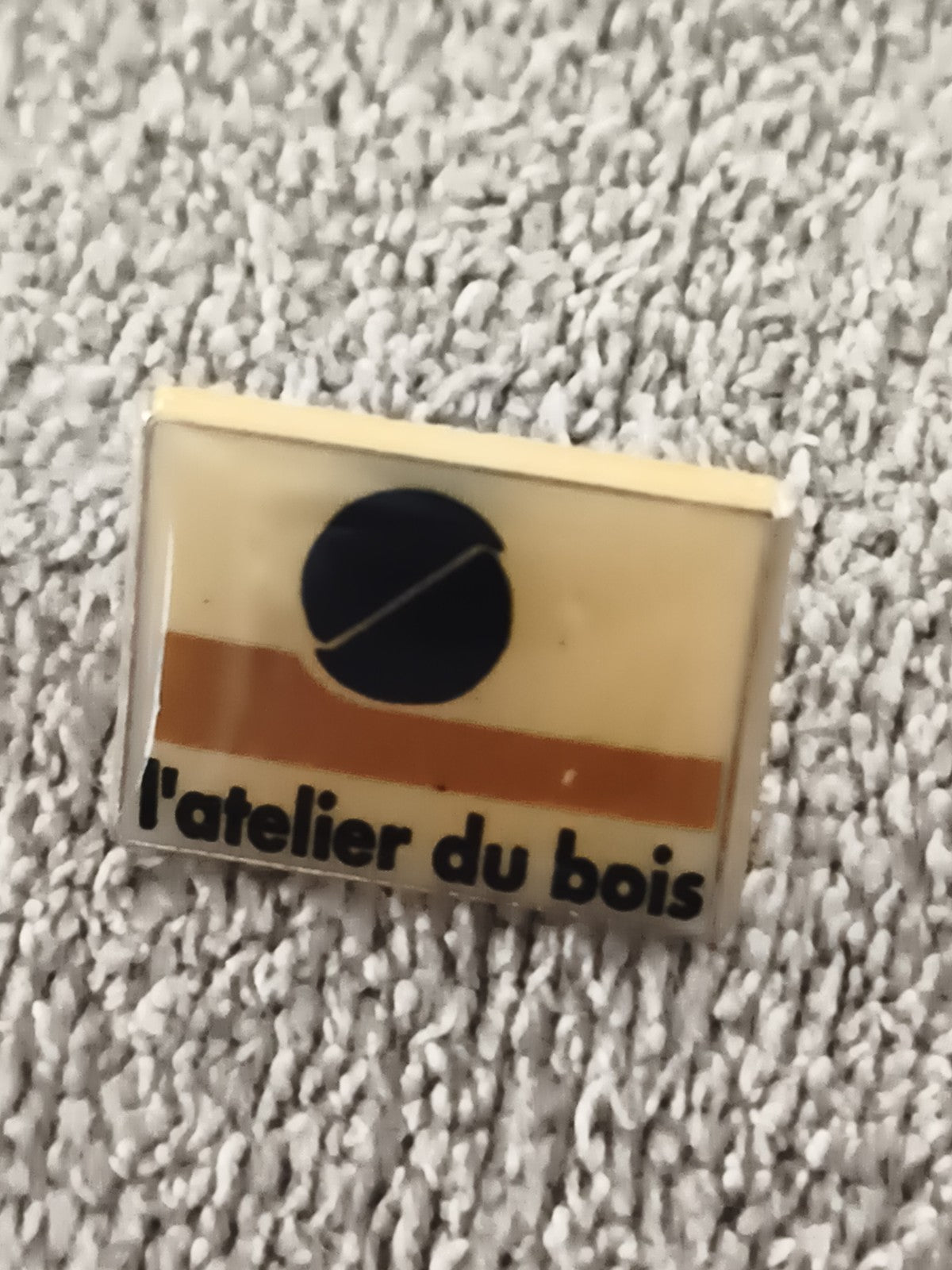 Pin's vintage L'atelier du bois logo rectangulaire années 80 badge publicitaire