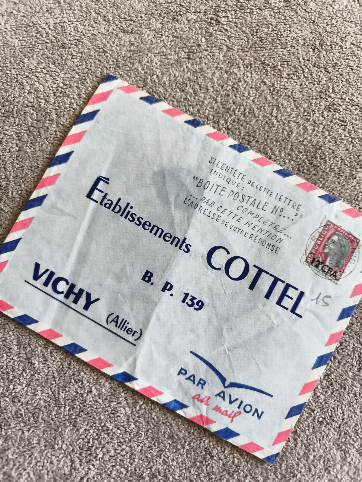 Lettre avion affranchie France Établissements Cottel Vichy philatélie enveloppe