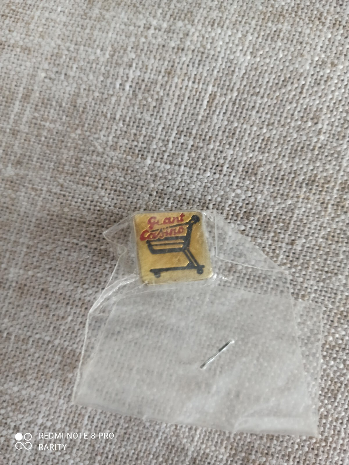 Pin's Géant Casino vintage rétro doré logo chariot années 80-90