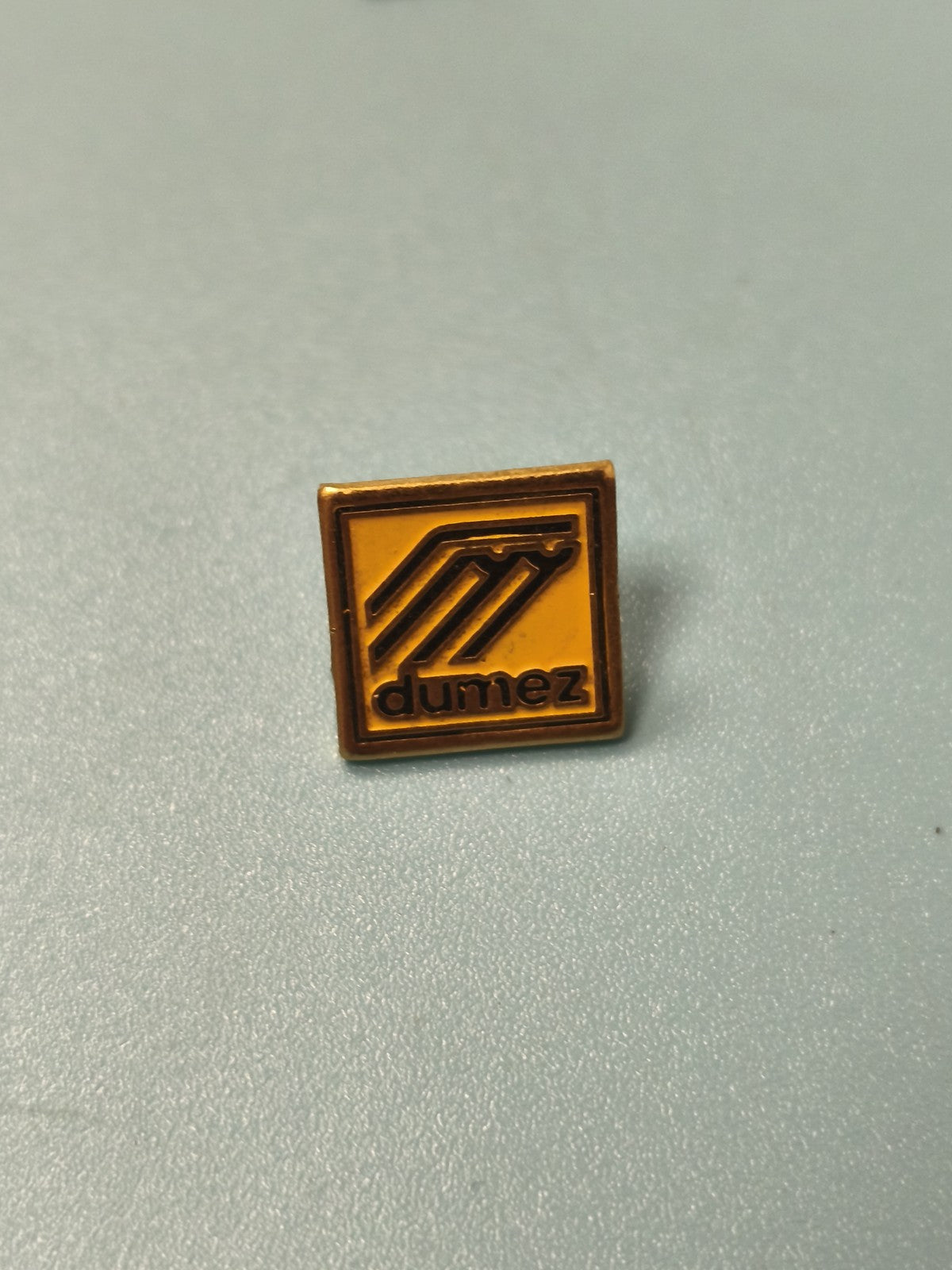 Vintage pin's Dumez carré jaune logo ancien collection badge rétro