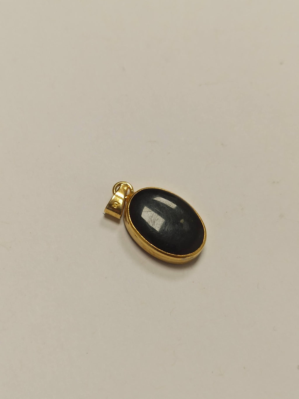 Pendentif vintage ovale plaqué or, motif plume dorée, bijou rétro ancien France