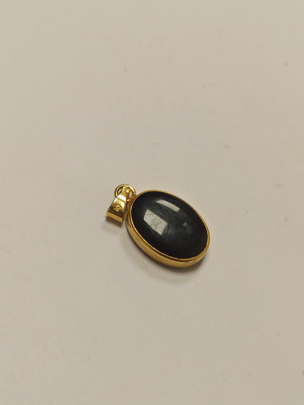 Pendentif vintage ovale plaqué or, motif plume dorée, bijou rétro ancien France
