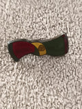 Pin's vintage forme ondulée rouge vert jaune motif pelote (Ref 6) broche badge r