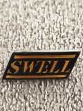 Pin's vintage SWELL lettrage doré noir badge rétro (Ref 5)