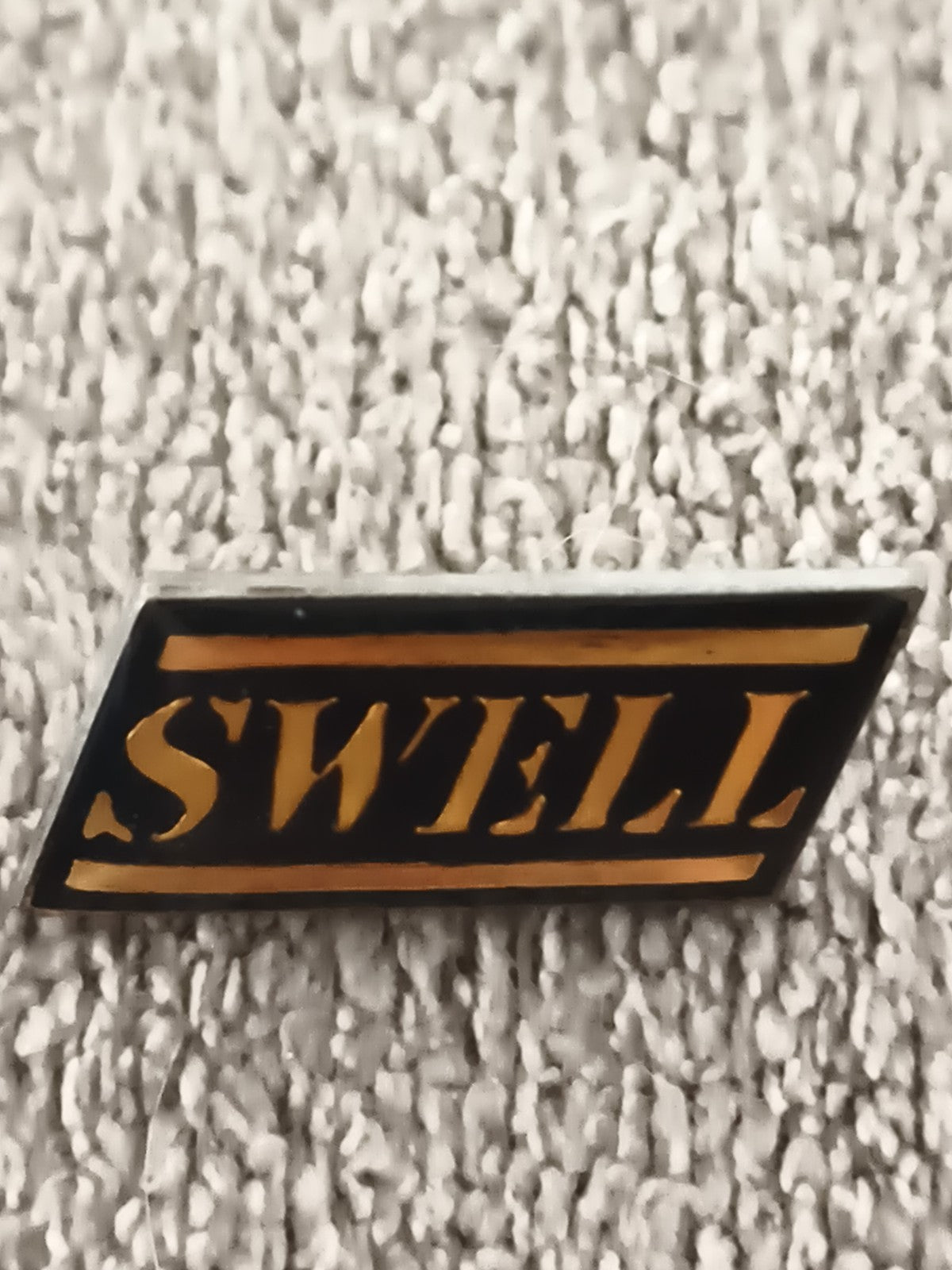 Pin's vintage SWELL lettrage doré noir badge rétro (Ref 5)