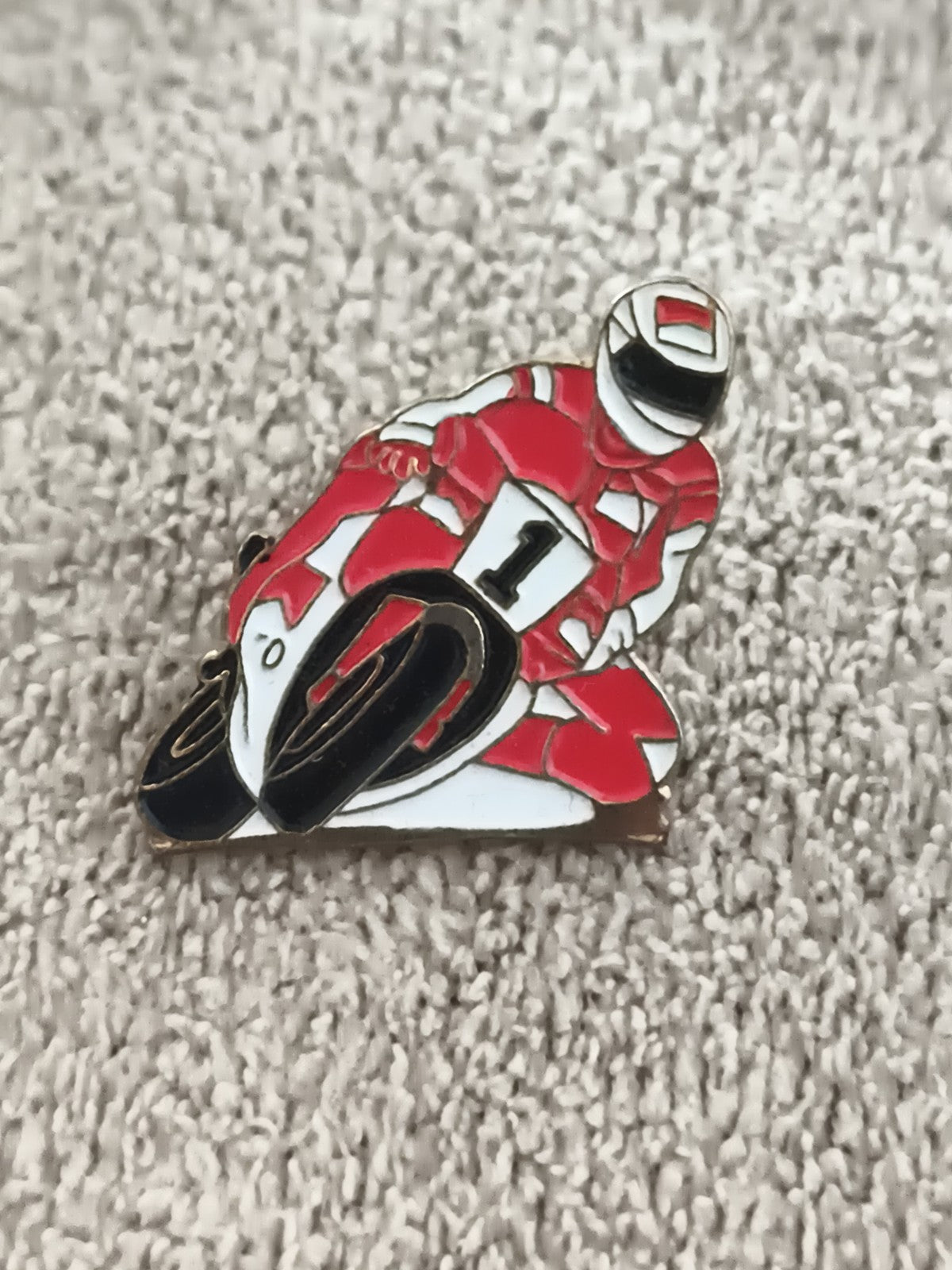 Pin's vintage moto pilote rouge blanc numéro 1 émaillé racing course (Ref 6)