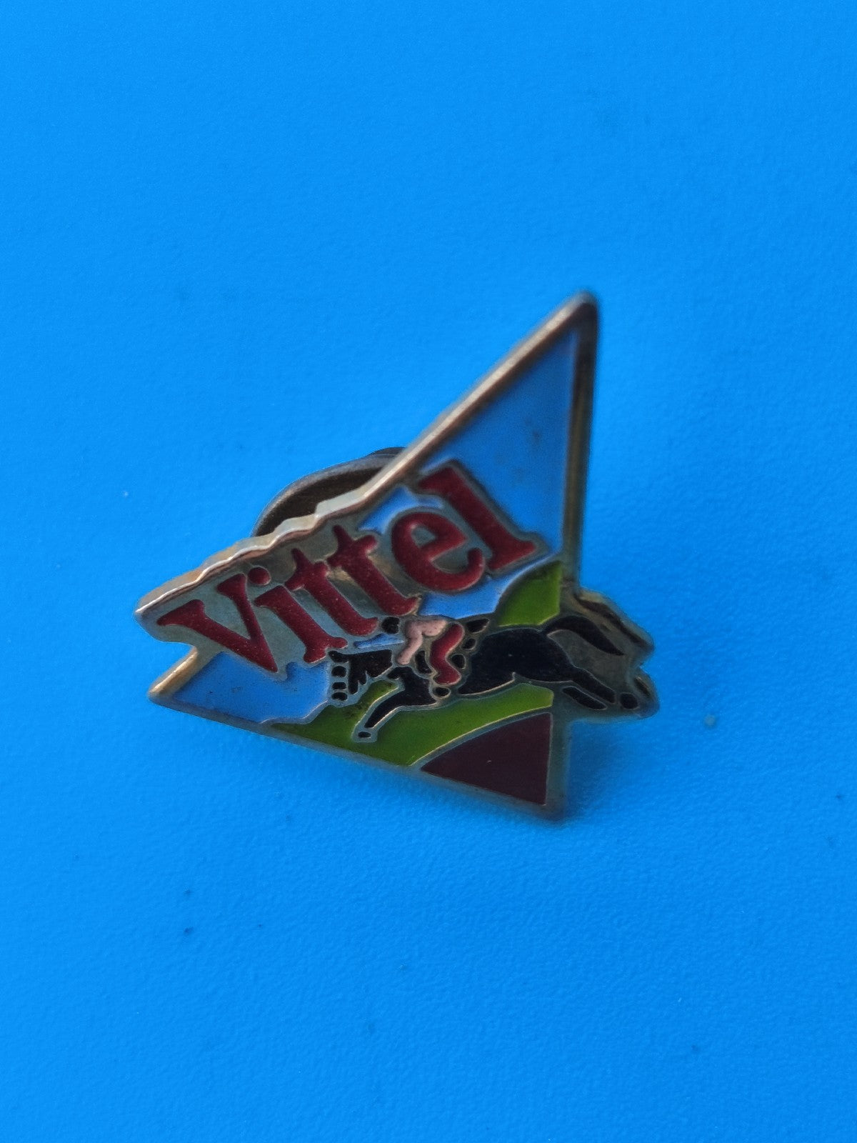 Vintage pin's Vittel triangle émaillé cavalier noir collection publicitaire