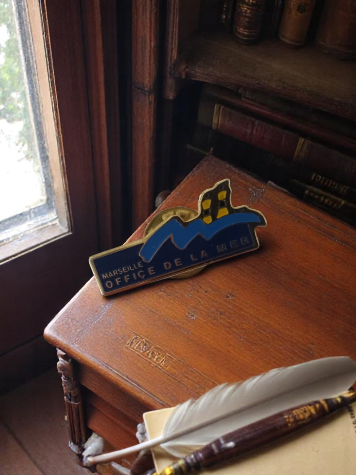 Pin's vintage Marseille Office de la Mer bleu doré rétro badge ancien